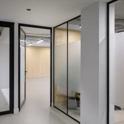 Spacious office hallway at Paradijslaan 30-38 in Eindhoven Center, featuring modern glass doors. Ideal for office space rental with easy navigation between rooms.