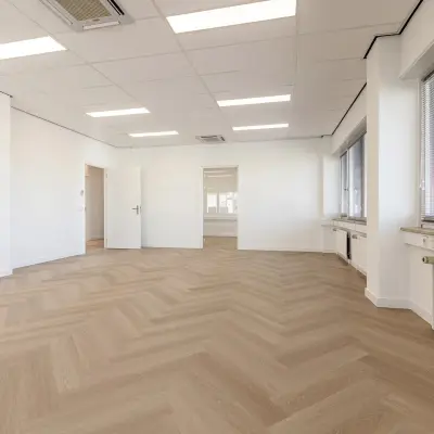 Spacious, unfurnished office at Croy 7, Eindhoven De Hurk, ready for office space rental with bright natural light and modern flooring.