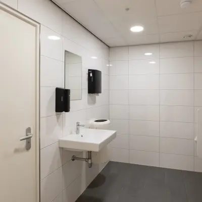 Clean restroom facilities at Kuipersdijk 2-4, Enschede, available as part of the office space rental.