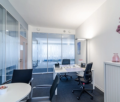 Interior view of an office to rent at Mergenthaler Allee 15-21, Eschborn, featuring modern furnishings and a clean design ideal for office space rental.