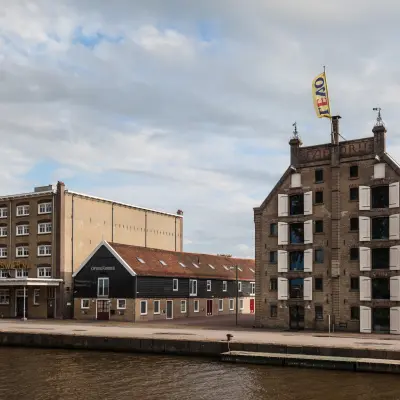 Exterior view of the office buildings at Prins Hendrikkade 3, Franeker, available for office space rental.
