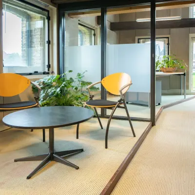Cozy office space with seating area and greenery at Prins Hendrikkade 3, perfect for rent office space opportunities.