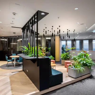 Modern office space featuring stylish furnishings and greenery, ideal for rent at Junghofstraße 9, Frankfurt Center.