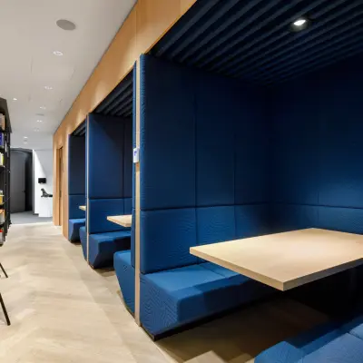 Modern office space rental at Junghofstraße 9, Frankfurt Center, featuring stylish booths and a vibrant atmosphere.