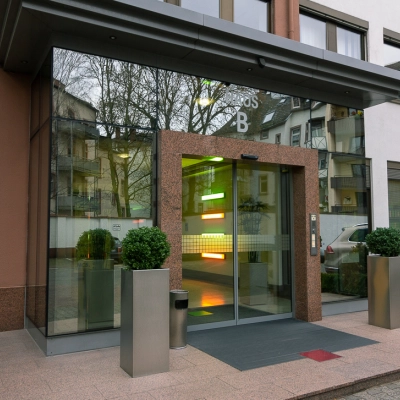 Exterior view of office building at Eschborner Landstraße 42-50, ideal for those looking to rent office space in Frankfurt West.