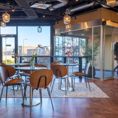 Bright office space in Gouda with modern furnishings, featuring stylish seating and vibrant decor ideal for meetings and workspace rentals.