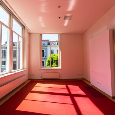Bright office space with expansive windows at Prinsen Bolwerk 1, Haarlem Centraal Station, ideal for rent office space with natural light.