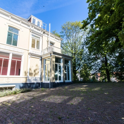 Exterior view of an office available for rent at Prinsen Bolwerk 1, Haarlem Centraal Station, with a charming building and a spacious surrounding area.