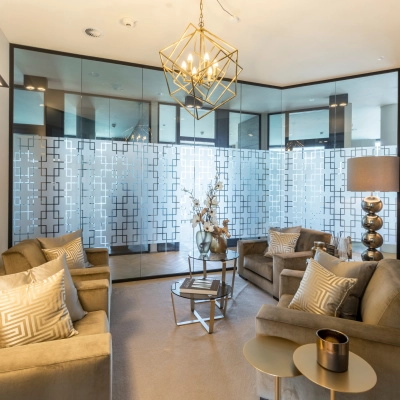 Elegant office space rental at Hohe Bleichen 8, Hamburg Neustadt, featuring stylish seating and a modern chandelier.