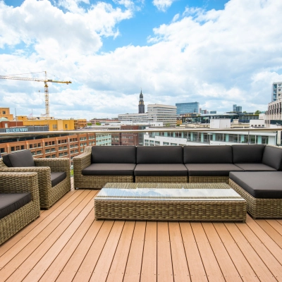 Spacious outdoor terrace at Hohe Bleichen 8 in Hamburg Neustadt, offering comfortable seating and stunning views ideal for office space rental.