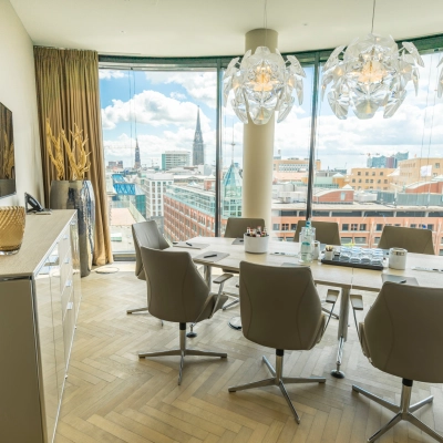 Conference room at Hohe Bleichen 8, Hamburg Neustadt, featuring a table with chairs and a view of the city, ideal for office space rental.