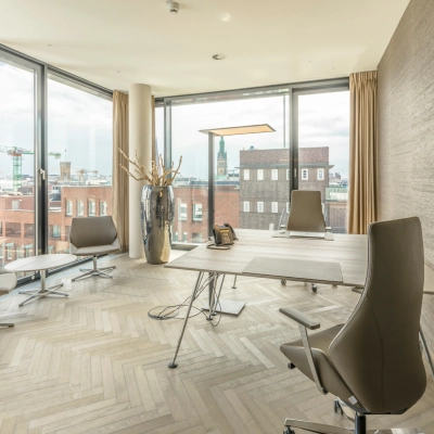 Bright, modern office space with sleek furniture and large windows at Hohe Bleichen 8, Hamburg Neustadt, ideal for office space rental.