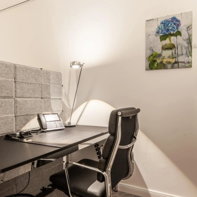 Furnished office space rental at Ballindamm 39, Hamburg Old Town, featuring a sleek desk and chair with modern decor.