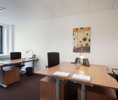 Furnished office space at Bahnhofstraße 8, Hannover Mitte, featuring desks and modern chairs for rent.