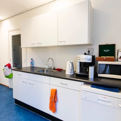 Cozy office pantry at Franciscusweg 219, Hilversum, available for office space rental. Features essential kitchen amenities for a productive break.