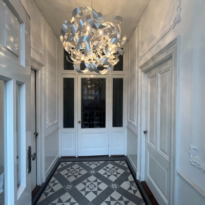 Elegant entrance area at Oude Enghweg 8, Hilversum, ideal for those seeking office space rental with stylish tiles and a unique chandelier.