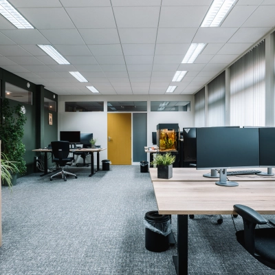 Spacious, furnished office to rent at De Vos van Steenwijklaan 75 in Hoogeveen, featuring modern workspaces and computer stations ready for office space rental.