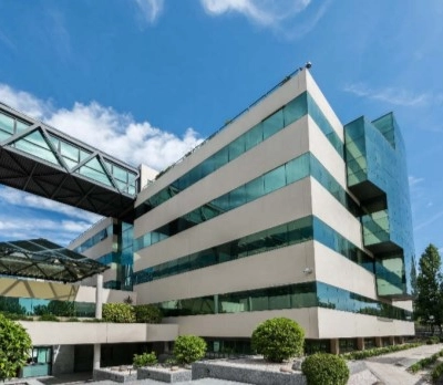 Exterior view of a modern office building at Calle de Francisca Delgado 9 in Madrid Alcobendas, ideal for office space rental with its sleek design.