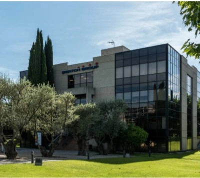 Exterior view of office building at Calle de la Azalea 1, Madrid Alcobendas, ideal for office space rental.