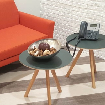 Cozy office space in Madrid Azca with vibrant orange seating and modern décor, ideal for small meetings or informal discussions.