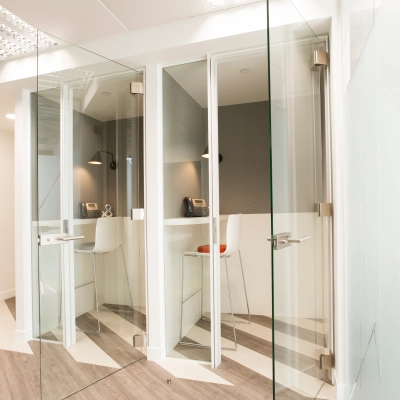 Modern office space rental at Paseo de la Castellana 141 in Madrid Azca with glass partitions and contemporary furnishings.