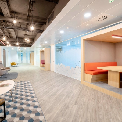 Modern office space at Paseo de la Castellana 79 in Madrid Azca, featuring stylish seating areas and meeting nooks, ideal for office space rental.
