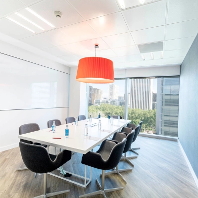 Bright office space featuring a large table with chairs, ideal for conference meetings, located in Madrid Azca. Perfect for those looking to rent office space with a view at Paseo de la Castellana 79.