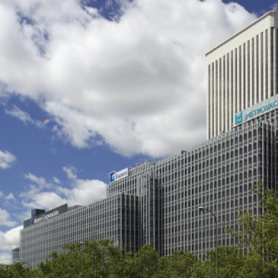 Exterior view of the office building at Paseo de la Castellana 93 in Madrid Azca, ideal for office space rental.