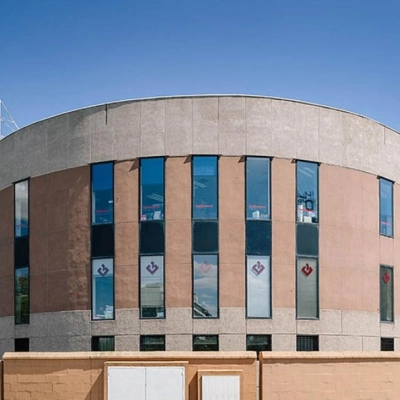 Exterior view of an office building at Avenida de Aragón 334, Madrid Barajas, ideal for office space rental.