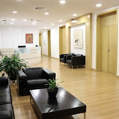 Spacious office interior with modern furniture, located on Calle Gran Vía 6, Madrid Center, perfect for office space rental. Comfortable seating and contemporary art create an inviting atmosphere for business activities.