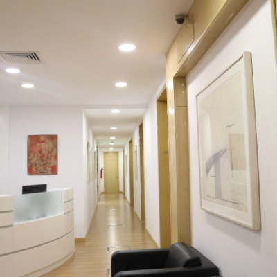 Interior view of office space for rent at Calle Gran Vía 6, Madrid Center, featuring a reception area with modern decor and furnishings.