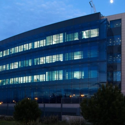 Exterior view of an office building located at Calle Arroyo de Valdebebas 4, Madrid Hortaleza, ideal for office space rental.