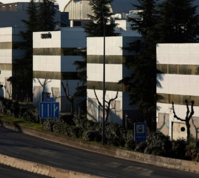 Exterior view of office buildings at Calle Ochandiano 6 in Madrid Moncloa with surrounding greenery.