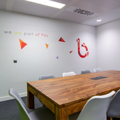 Interior office space in Madrid Retiro on calle de O'Donnell, featuring a modern conference room with a large wooden table and chairs, ideal for office to rent opportunities.