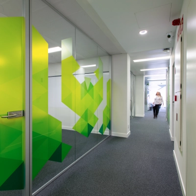 Hallway of an office at Calle de O'Donnell, Madrid Retiro with patterned glass walls, suitable for office space rental.
