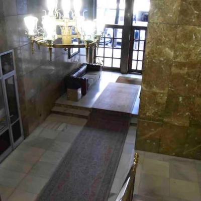 Spacious, marble-walled entrance hall with a chandelier, offering a welcoming ambiance for office space rental inquiries at Calle Capitan Haya 60, Madrid Tetuán.
