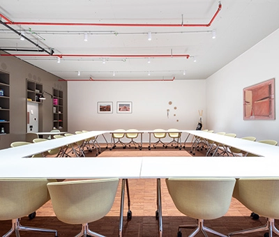 Spacious, well-lit meeting room with a U-shaped table setup, ideal for office space rental at Kardinaal Mercierplein 2 in Mechelen Centrum.