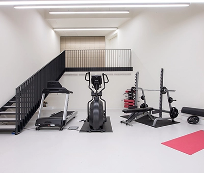 Office space rental at Kardinaal Mercierplein 2 in Mechelen Centrum featuring a minimalist gym setup with exercise equipment.