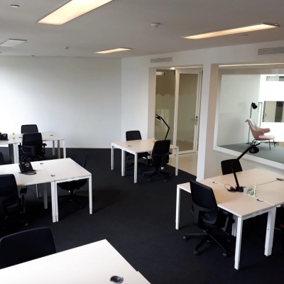Bright office space rental at Kardinaal Mercierplein 2 in Mechelen Centrum featuring modern workstations and ergonomic chairs.