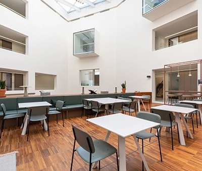 Bright office space with modern furnishings at Kardinaal Mercierplein 2, perfect for rent. Ideal for collaborative work in Mechelen Centrum.