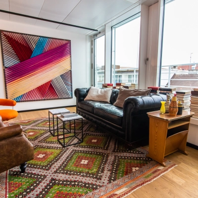 Moderne Business Lounge im Bürogebäude in München an der Herzogspitalstraße