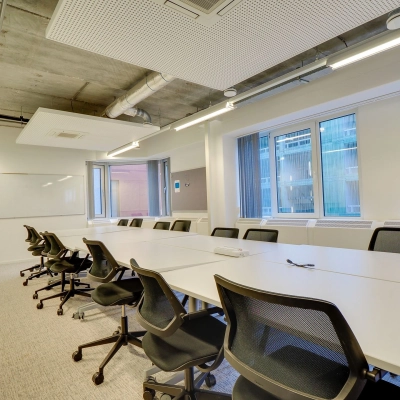 Spacious, modern conference room at Zoomstede 19, Nieuwegein featuring a long table surrounded by ergonomic chairs and large windows for natural light, ideal for office space rental.