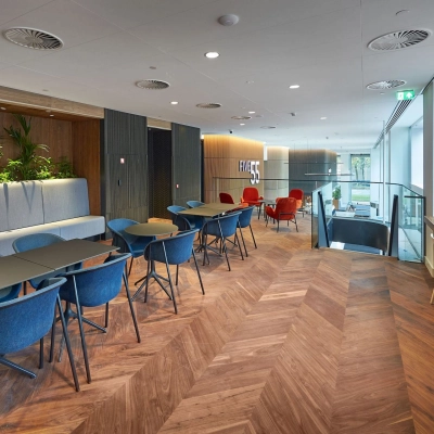 Modern office lounge area at Blaak 555 in Rotterdam Center with stylish decor and ample seating, ideal for office space rental.
