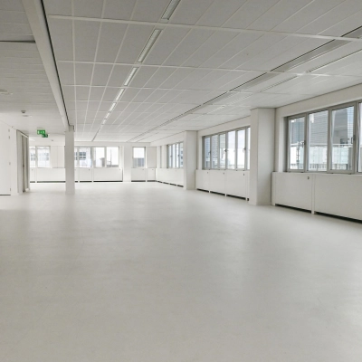Spacious, unfurnished office space rental at Weena 70, Rotterdam Center, featuring large windows and abundant natural light.