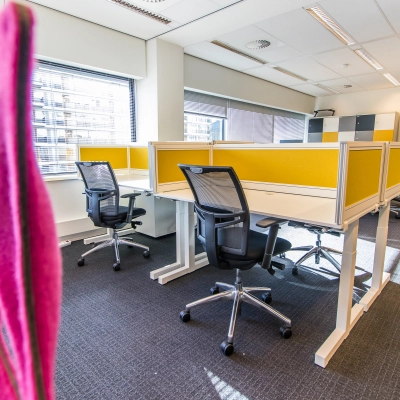 Bright office space with modern workstations at Weena-Zuid 130, ideal for office space rental in Rotterdam Central Station.