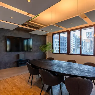 Bright conference room at Kratonkade 7 - 27, Rotterdam Delfshaven with modern furnishings and large windows. Ideal for office space rental.