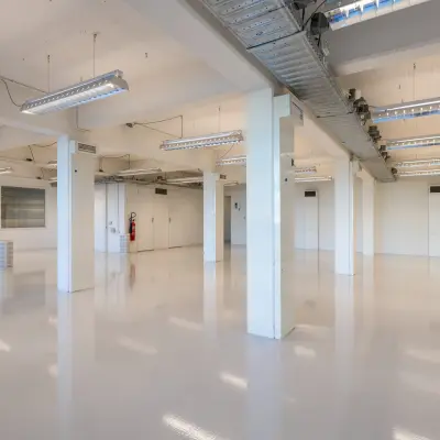 Spacious, unfurnished office interior at Lloydstraat 21 B, Rotterdam Delfshaven, ideal for office space rental with its modern open floor plan.