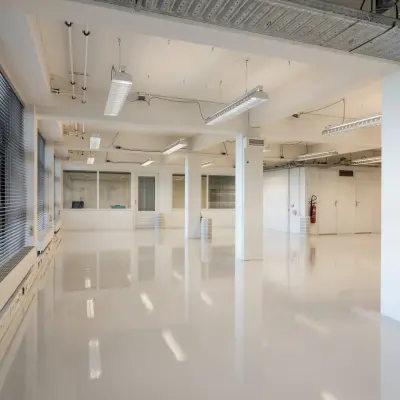 Spacious interior office space with polished floors and large windows at Lloydstraat 21 B in Rotterdam Delfshaven, available for office space rental.