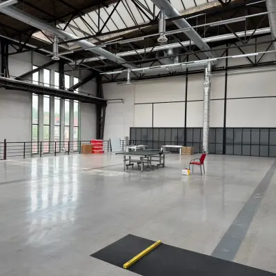 Spacious industrial office space for rent at Scheepsbouwweg 29, Rotterdam Waalhaven with large windows and open floorplan.