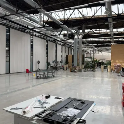 Spacious open floorplan with industrial elements at Scheepsbouwweg 29, perfect for office space rental in Rotterdam Waalhaven.